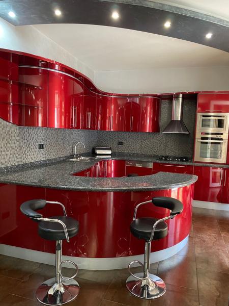 Квартира 6-комн,  340 м²,  3/3 эт.   на длительный срок